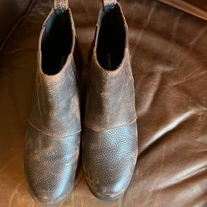 Sorel slightly worn boots brownish burgundy